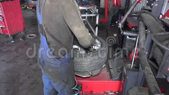 车间车轮上的机械充气轮胎视频的预览图