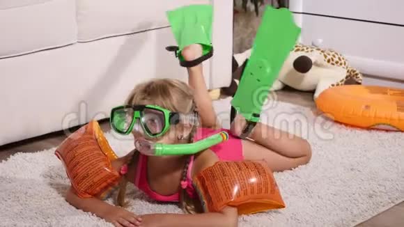 一个戴着水下面具和脚蹼的女孩在房间里游泳视频的预览图