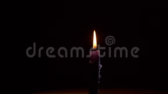 吹出一支黑色的蜡烛在黑色背景下缓慢运动的烟雾视频的预览图