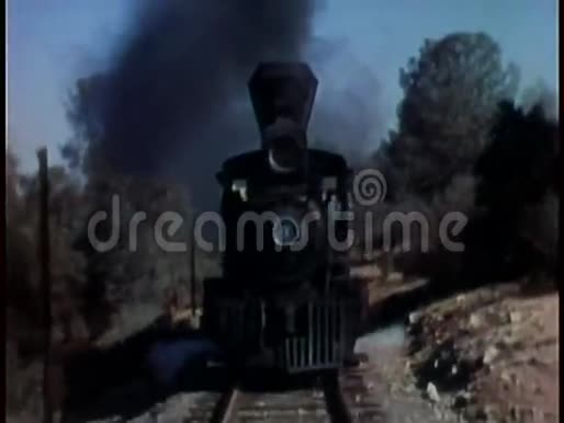 老式蒸汽机车穿过乡村视频的预览图