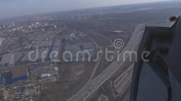 从直升机上俯瞰城市上空身高有汽车的高速公路公路交叉口晴天视频的预览图
