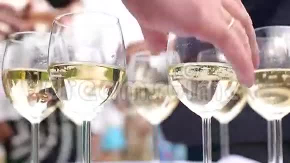 人们喝一杯起泡的白葡萄酒视频的预览图