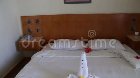 带有天鹅绒的浪漫酒店客房视频的预览图