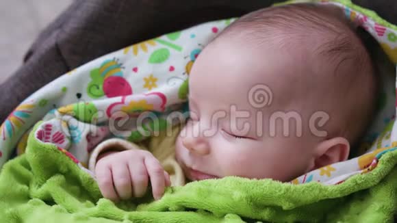 宝宝睡在婴儿车里视频的预览图