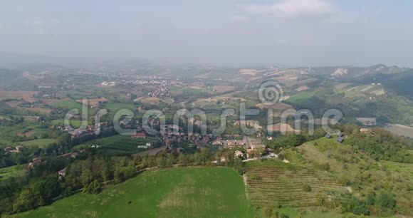 意大利葡萄园的空中景观意大利中世纪小镇意大利葡萄园上方的全景视频的预览图