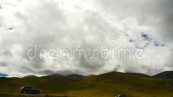 云团翻滚在西藏山区交通视频的预览图