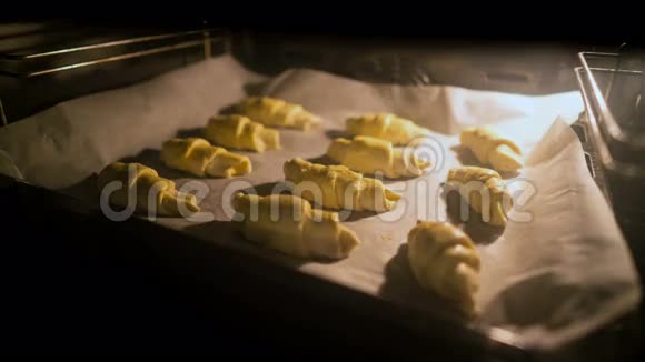 牛角面包在烤箱里烤视频的预览图