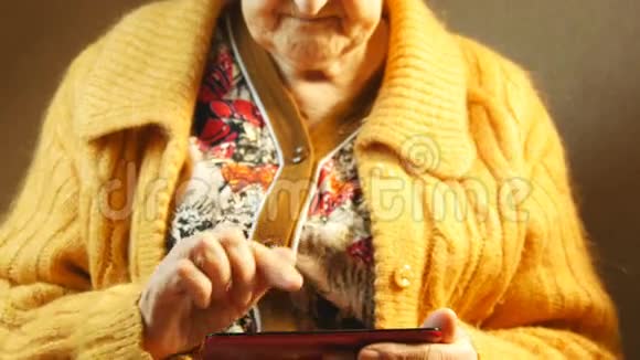 老妇人和电子平板电脑视频的预览图