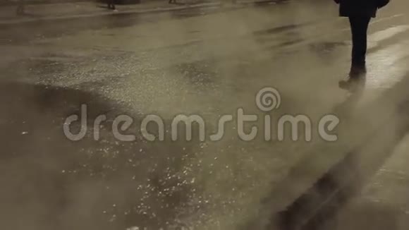 黑色行走在蒸汽覆盖的城市街道上的人小心地触摸沥青视频的预览图