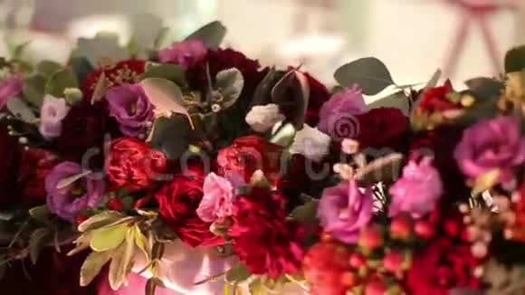 美丽的花卉婚礼装饰精彩的鲜花在桌上特写视频的预览图