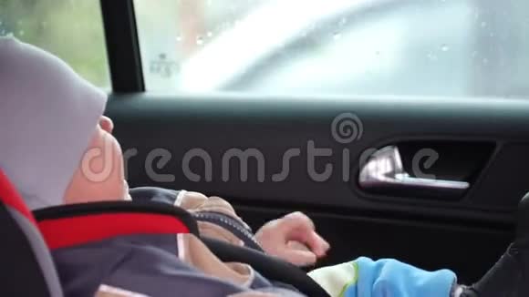 妈妈把儿子从汽车的儿童座椅上带走视频的预览图