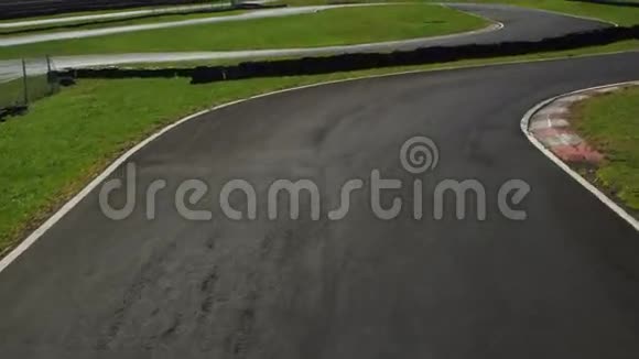 赛车赛道空中射击视频的预览图