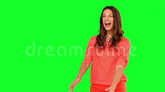 快乐的女人在绿色的屏幕上打篮球视频的预览图
