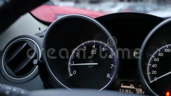 车辆仪表盘转速表极限发动机转速视频的预览图