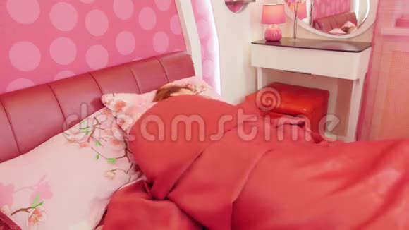 粉红色床上的女人醒来睁开眼睛视频的预览图