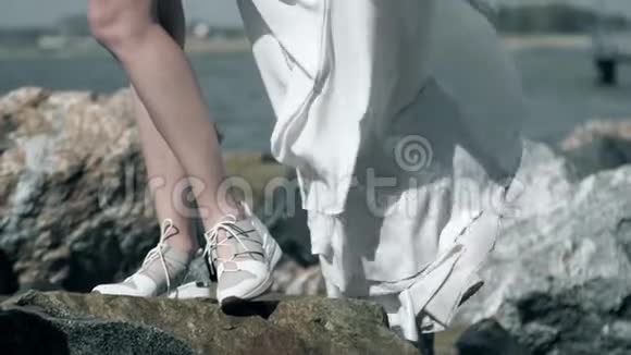 白布随风飘动水滴溅在穿白衣服的女孩的腿上视频的预览图