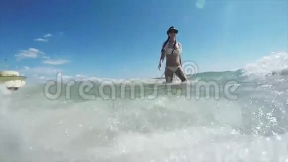 赤脚行走的女孩海滩视频的预览图