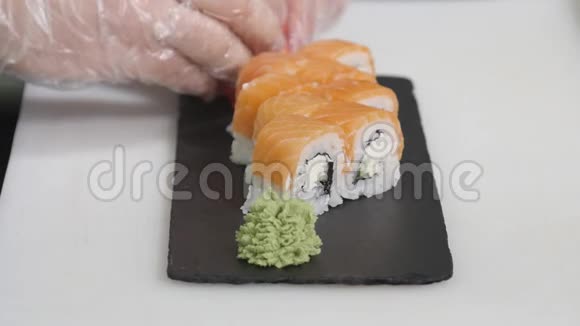专业厨师烹饪在餐厅厨房工作和准备亚洲食物和寿司视频的预览图