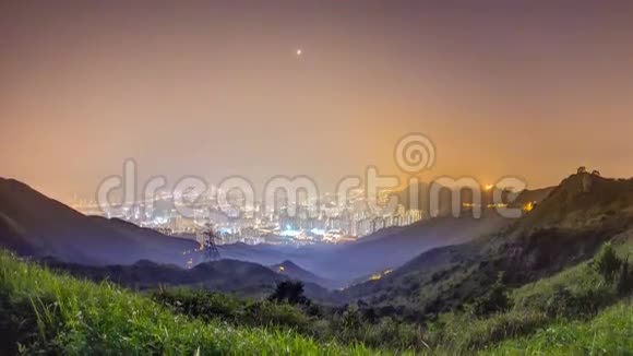 香港的城市景观在香港及九龙以下的九龙峰顶夜时视频的预览图