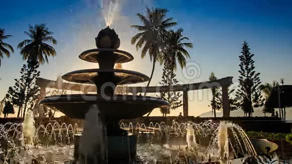 摄像头在公园的瀑布喷泉周围移动视频的预览图