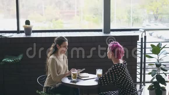 艺术家在咖啡馆画女模特视频的预览图