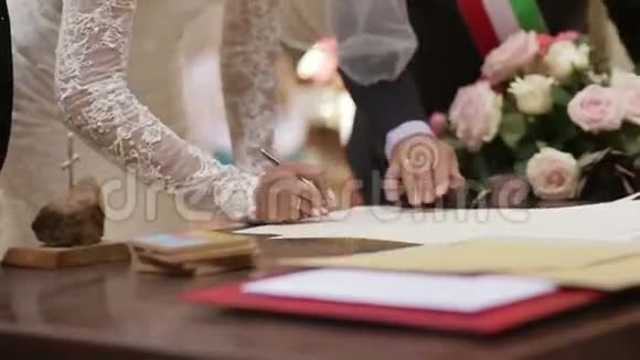 新郎新娘的特写镜头视频的预览图