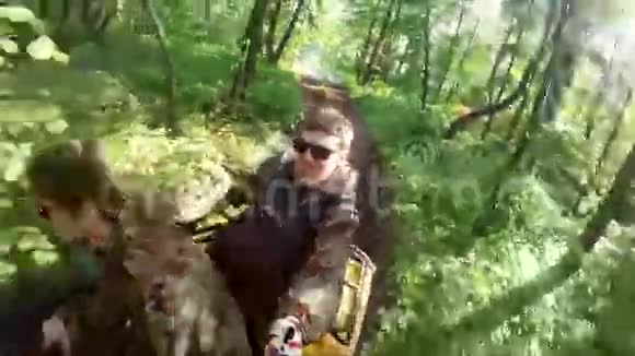 两个人在四人车上穿过森林视频的预览图