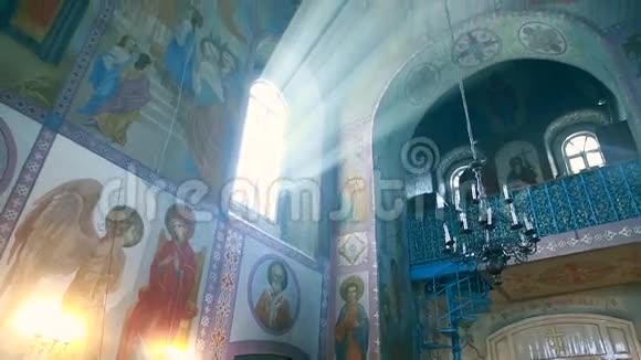基辅东正教教堂窗户上的阳光视频的预览图