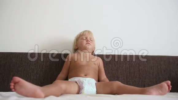 金发小女孩以麻绳姿势睡觉视频的预览图