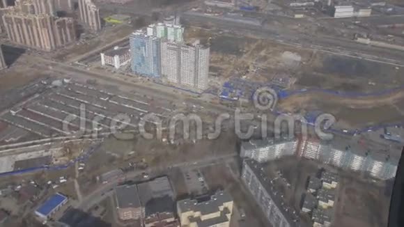 从飞行直升机的空中视野摄像机在里面风景城市摩天大楼建筑工地视频的预览图
