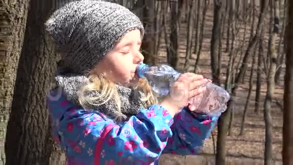 小女孩从瓶子里喝水4K超高清超高清视频的预览图