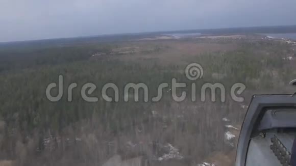 从直升机上可以看到空中景色摄像机在里面绿色森林的景观一些雪小高度视频的预览图