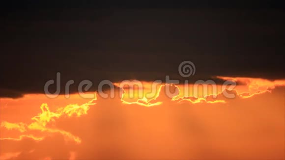 夕阳中的天空云视频的预览图