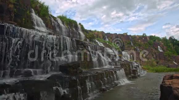 越南瀑布瀑布梯级台阶近景视频的预览图