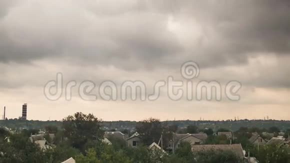 天空中的风暴云在城市的房屋上移动视频的预览图