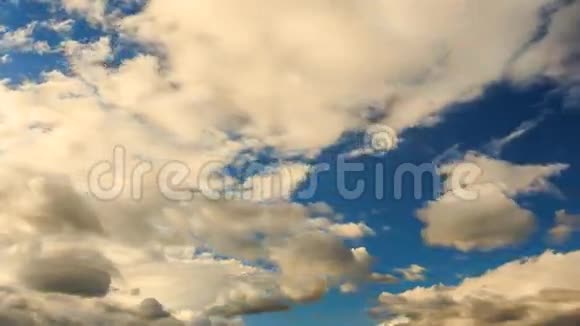 蓝天白云飘浮的特写时间视频的预览图