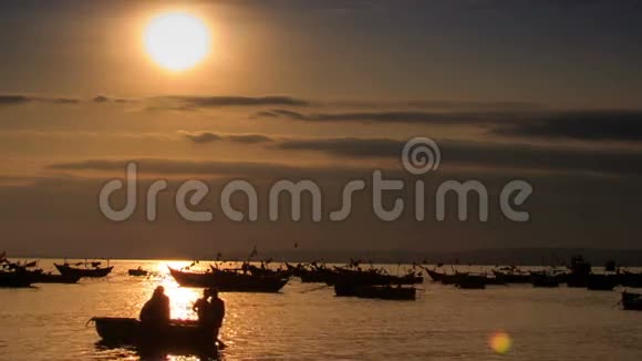 在越南日落的海湾捕鱼船剪影视频的预览图