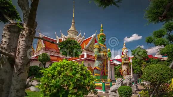 阳光明媚的白天阿劳恩著名的寺庙入口装饰4k时间泰国视频的预览图