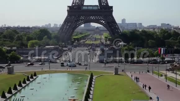 法国巴黎2015年6月8日埃菲尔铁塔在阳光明媚的日子里垂直视频的预览图