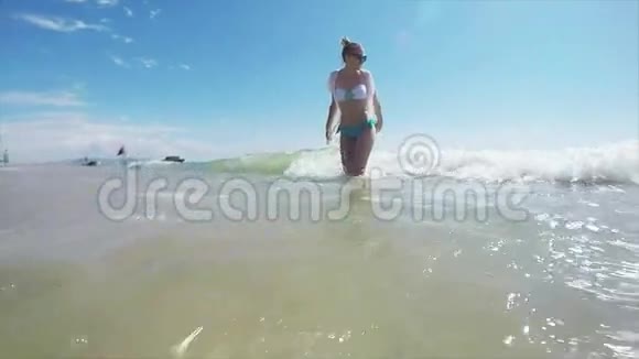 赤脚行走的女孩海滩视频的预览图