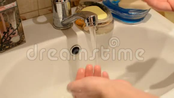 高加索男性用液体肥皂洗手水跑浴室水槽视频的预览图