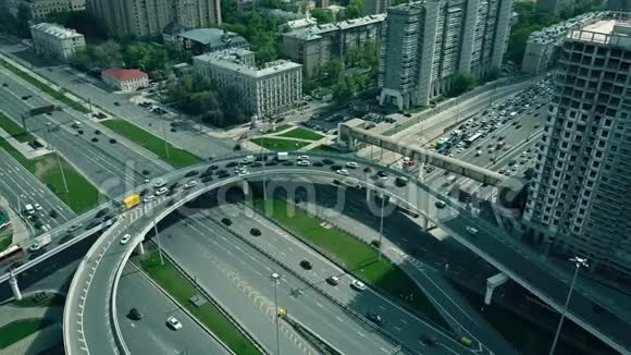 莫斯科市道路口交通堵塞视频的预览图