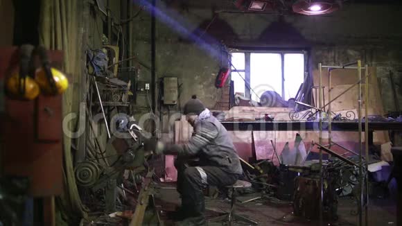 工匠在车间用圆盘磨床锯金属视频的预览图