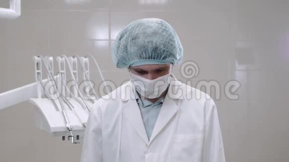现代医院戴口罩和白色制服戴眼镜的医生画像视频的预览图