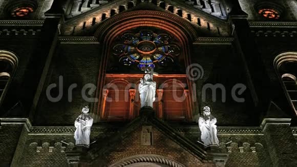 罗马尼亚蒂米索拉罗马天主教大教堂千禧年的各种夜间照明的4K景观细节视频的预览图