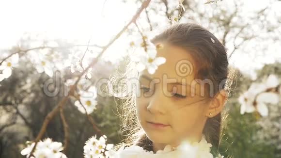 快乐的女孩飘落的花瓣树视频的预览图