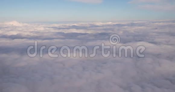 从飞机高度飞行的白色绒毛云上空的美丽天空视频的预览图