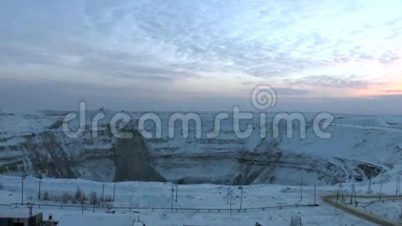 北部景观背景下大型废弃露天采坑金伯利岩管高空拍摄视频的预览图