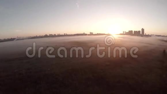 河雾场日落日出和莫斯科城市的史诗空中景色视频的预览图