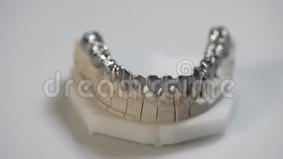实验室牙颌模型的特写视频的预览图
